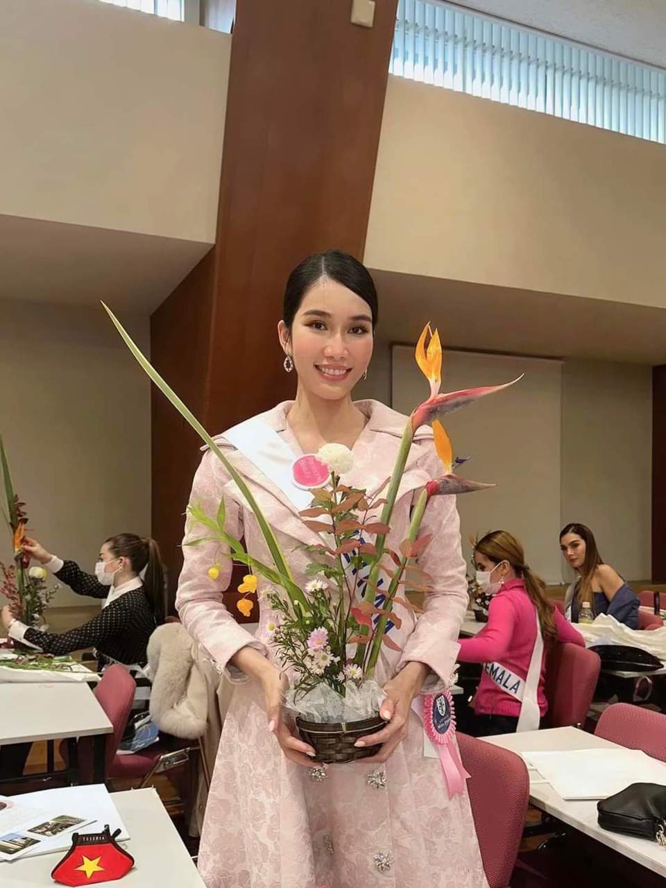 Phương Anh c&ugrave;ng c&aacute;c th&iacute; sinh học c&aacute;ch cắm hoa Ikebana của Nhật Bản.