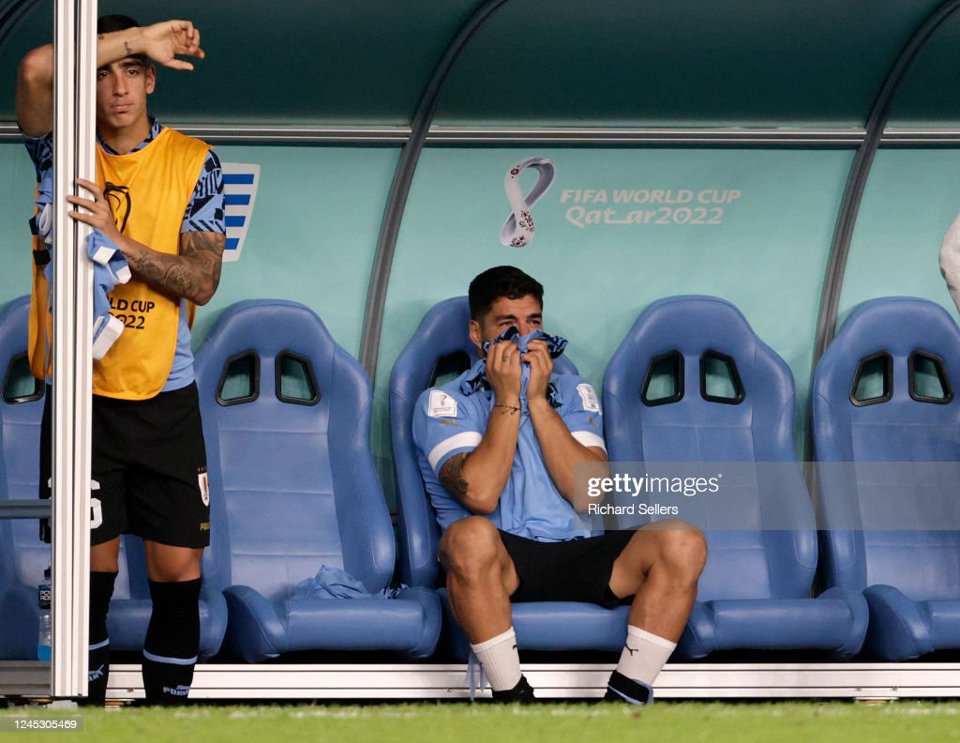 Tiền đạo&nbsp;Luis Suarez kh&oacute;c nức nở khi tuyển Uruguay bị loại.