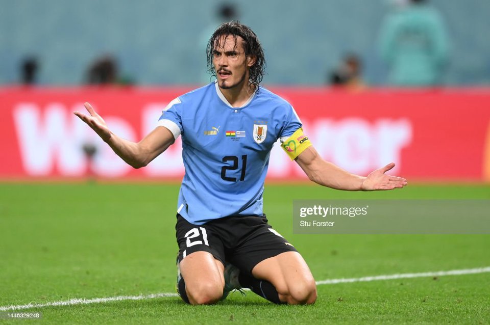 Tiền đạo Cavani đ&ograve;i hỏi quả phạt đền ở những ph&uacute;t cuối trận.