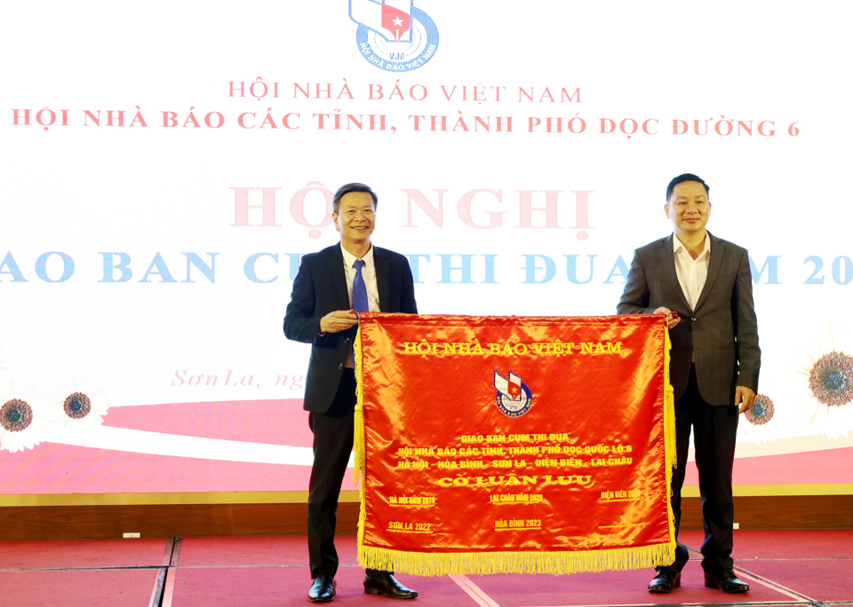 Hội Nh&agrave; b&aacute;o tỉnh Ho&agrave; B&igrave;nh nhận cờ lu&acirc;n lưu đăng cai tổ chức giao ban Cụm thi đua Hội Nh&agrave; b&aacute;o c&aacute;c tỉnh, TP dọc đường 6 năm 2023.