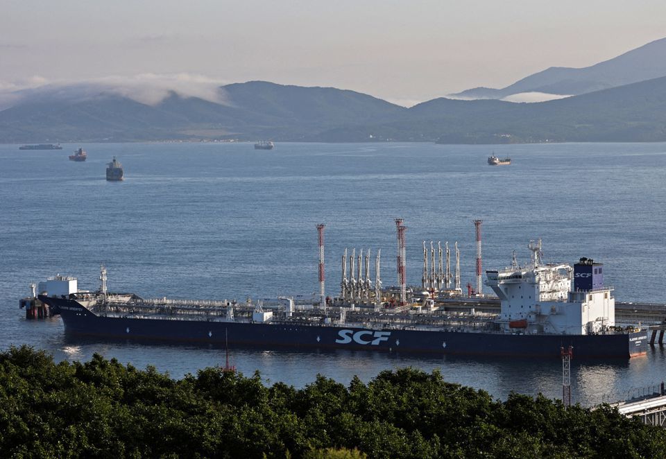 EU đạt được thỏa thuận về trần gi&aacute; đối với dầu từ Nga ở mức 60 USD/th&ugrave;ng. Ảnh: Reuters