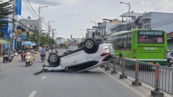 Tai nạn giao thông mới nhất (4/12): Tai nạn liên hoàn giữa 3 xe khách - Ảnh 2