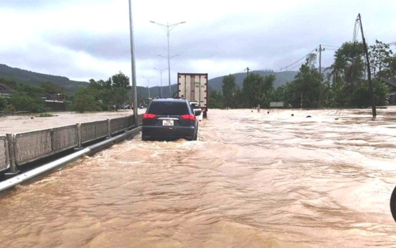 Nhiều tuyến đường tại tỉnh Quảng Nam bị ngập s&acirc;u do mưa k&eacute;o d&agrave;i.