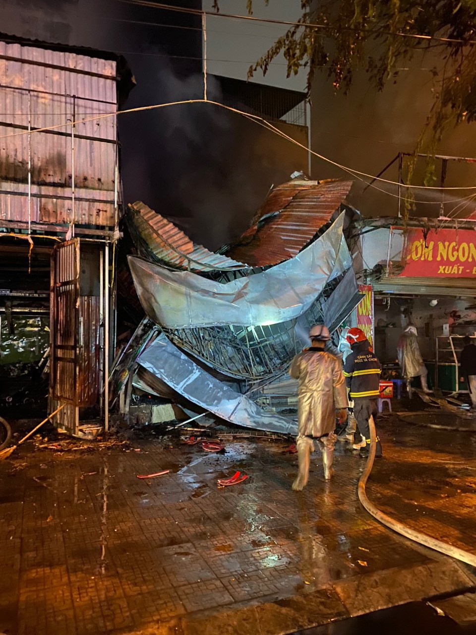 Cháy dữ dội dãy nhà ở Phú La, quận Hà Đông  - Ảnh 2