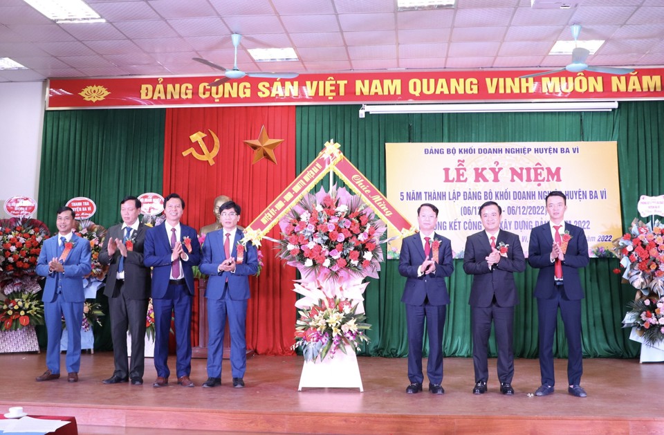 L&atilde;nh đạo huyện&nbsp;tặng hoa ch&uacute;c mừng Đảng ủy khối DN huyện nh&acirc;n dịp&nbsp;Kỷ niệm 5 năm ng&agrave;y th&agrave;nh lập (6/12/2017 &ndash; 6/12/2022) v&agrave; tổng kết c&ocirc;ng t&aacute;c x&acirc;y dựng Đảng năm 2022.