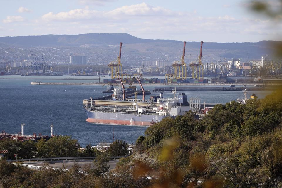 Tàu chở dầu đang neo đậu tại khu phức hợp Sheskharis - một trong những cơ sở lớn nhất về dầu và các sản phẩm dầu mỏ ở miền Nam nước Nga. Ảnh: AP