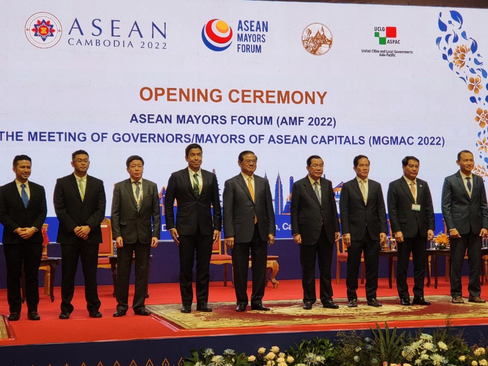 Các đại biểu chụp ảnh kỷ niệm tại lễ khai mạc Diễn đàn Thị trưởng ASEAN (AMF 2022) và Hội nghị Thị trưởng Thủ đô các nước ASEAN (MGMAC 2022).