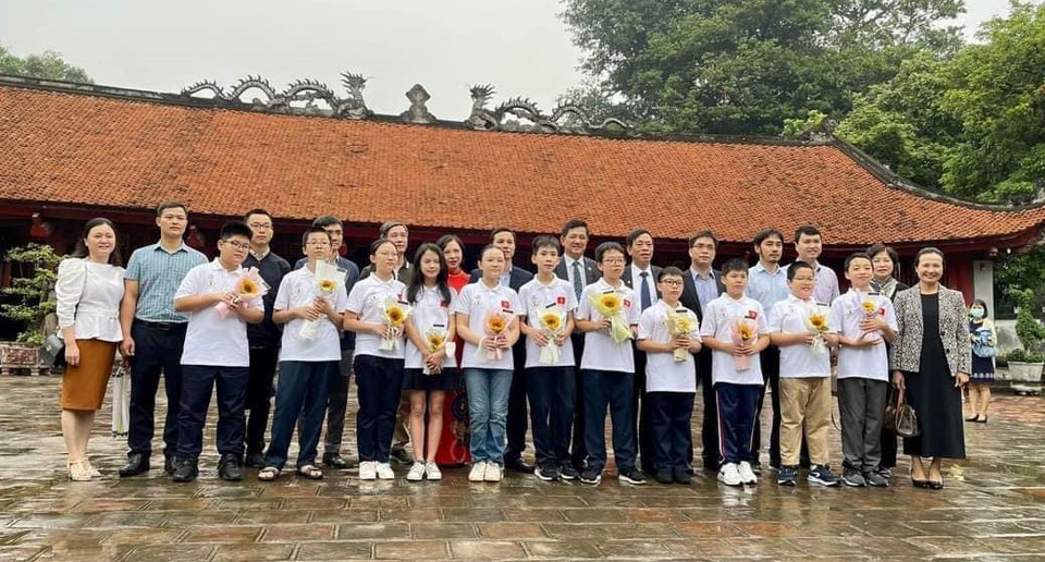 Đại diện lãnh đạo Sở GD&ĐT và đoàn học sinh Việt Nam tham dự IMSO 2022
