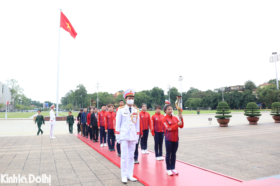 Ban Tổ chức Đại hội Thể thao to&agrave;n quốc lần thứ IX đ&atilde; thực hiện nghi thức xin lửa thi&ecirc;ng v&agrave; rước đuốc&nbsp;tại Bảo t&agrave;ng Hồ Ch&iacute; Minh.