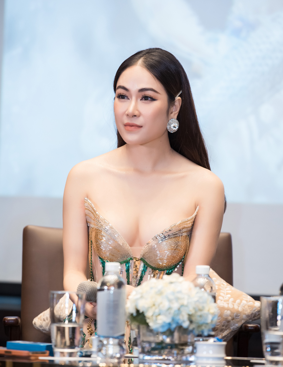 Hoa hậu áo dài Tuyết Nga kể câu chuyện tình đầy nước mắt bằng âm nhạc - Ảnh 2