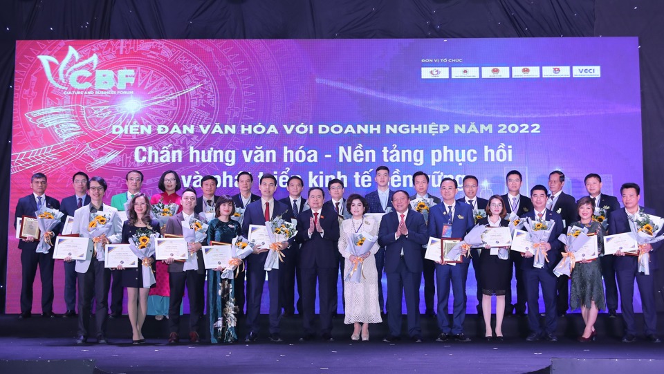 Phó Chủ tịch Thường trực Quốc hội Trần Thanh Mẫn và Bộ trưởng Bộ VHTT&DL Nguyễn Văn Hùng trao kỷ niệm chương cho các DN đạt chuẩn Văn hóa kinh doanh Việt Nam năm 2022. Ảnh: Minh An