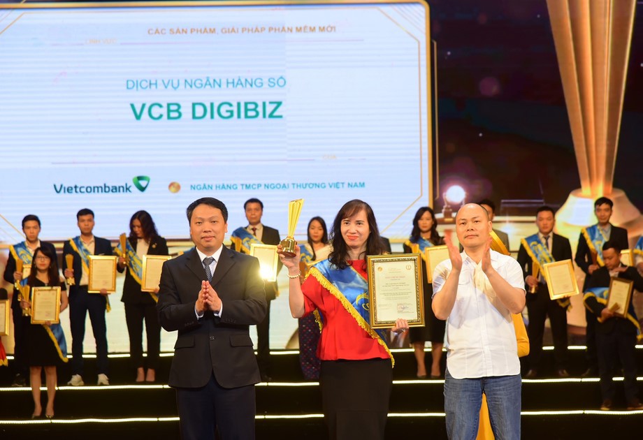 Vietcombank 代表因服務 ngân hàdigital VCB DigiBiz 在 2022 dành 獲得 Sao Khuê 獎