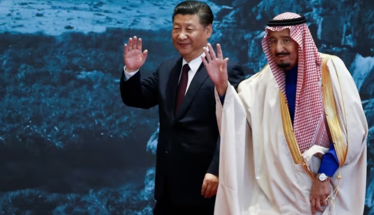 Chủ tịch Tập Cận B&igrave;nh (tr&aacute;i), v&agrave; Quốc vương Salman bin Abdulaziz al-Saud tại Bảo t&agrave;ng Quốc gia Trung Quốc ở Bắc Kinh năm 2017. Ảnh: Reuters