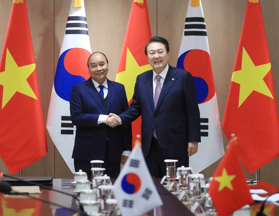 Chủ tịch nước Nguyễn Xuân Phúc hội đàm với Tổng thống Hàn Quốc Yoon Suk-Yeol. Ảnh: TTXVN