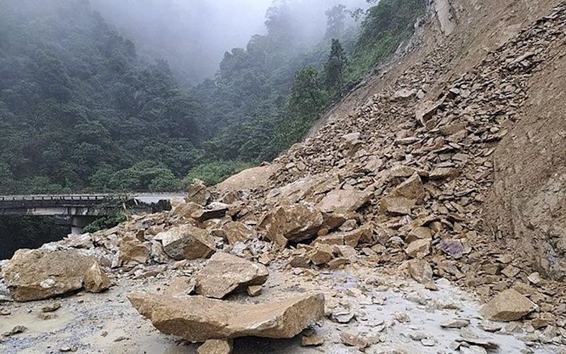 Đường đi Cửa khẩu Quốc tế Cầu Treo (tỉnh H&agrave; Tĩnh) bị sạt lở do mưa lớn.