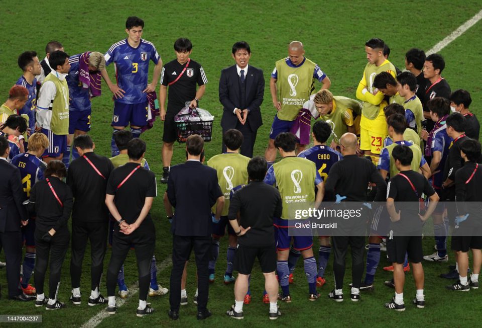 Tuyển Nhật Bản họp đội tr&ecirc;n s&acirc;n ngay sau trận thua tiếc nuối trước tuyển Croatia.