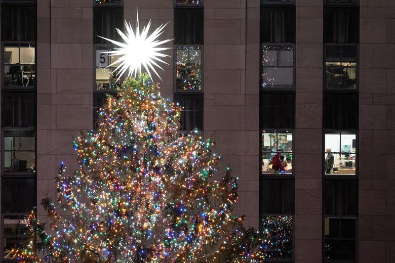 C&acirc;y th&ocirc;ng Noel được trang tr&iacute; tại th&agrave;nh phố New York, Mỹ. Ảnh: Reuters