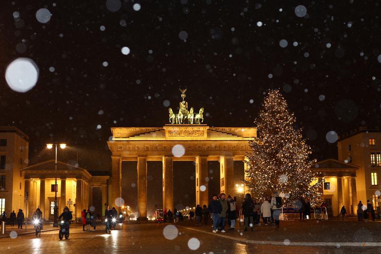 C&acirc;y th&ocirc;ng Noel khổng lồ tại cổng Brandenburg, một trong những biểu tượng ch&iacute;nh của thủ đ&ocirc; Berlin, Đức. Ảnh: Reuters