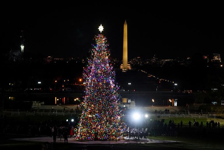 C&acirc;y th&ocirc;ng Noel ở thủ đ&ocirc; Washington DC, Mỹ. Ảnh: Reuters