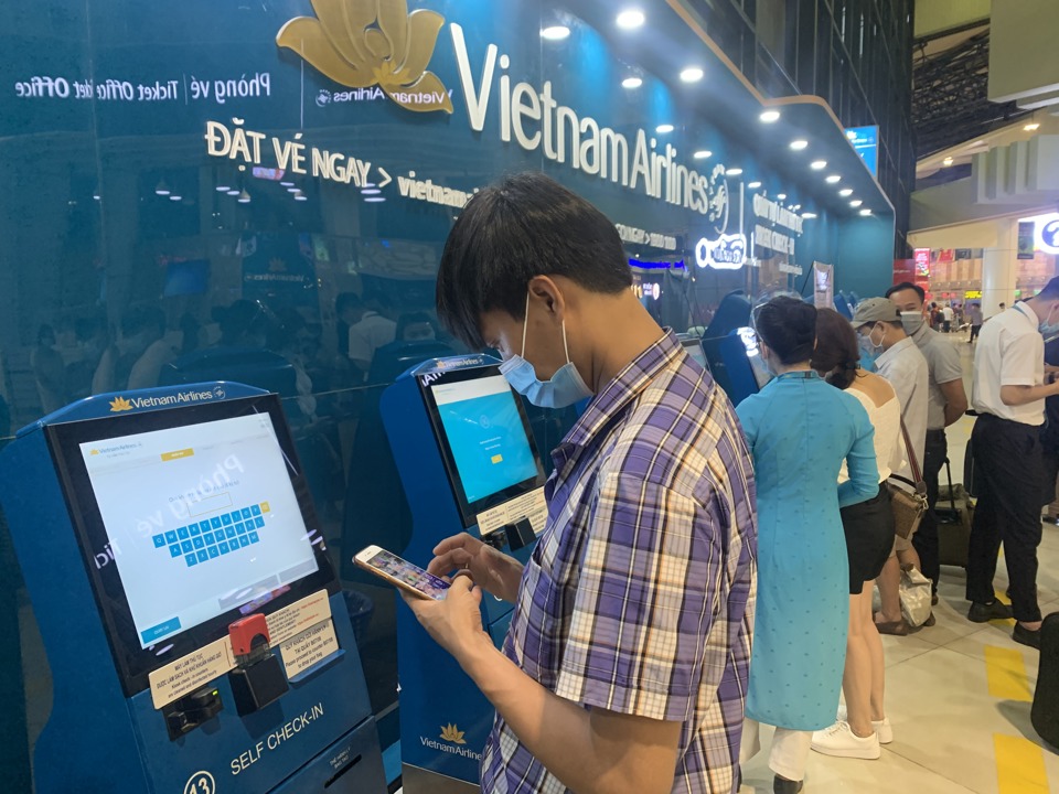 Hành khách làm thủ tục nhận vé tại sân bay quốc tế Nội Bài. Ảnh: Phạm Hùng