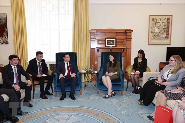 Chủ tịch Quốc hội Vương Đ&igrave;nh Huệ hội kiến Thủ tướng New Zealand Jacinda Ardern. (Ảnh: Do&atilde;n Tấn/TTXVN)
