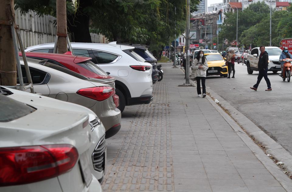 Bãi xe không phép trên vỉa hè phố Đặng Văn Ngữ đoạn sát với tường rào Khu ngoại giao đoàn Trung Tự. Ảnh: Công Trình