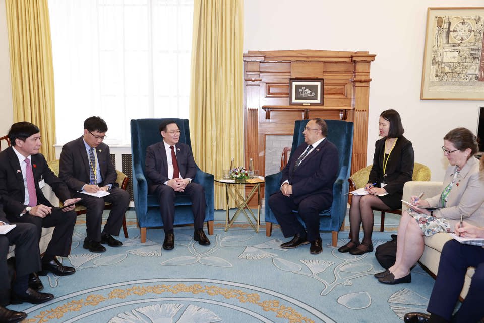 Chủ tịch Quốc hội Vương Đình Huệ hội đàm với Chủ tịch Quốc hội New Zealand Adrian Rurawhe. Ảnh: Doãn Tấn