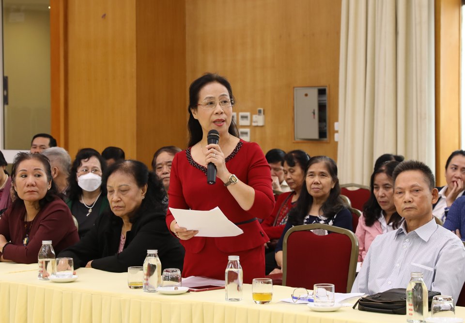 Cử tri quận Hoàn Kiếm phát biểu ý kiến trước kỳ họp HĐND TP khóa XVI. Ảnh: Hải Linh