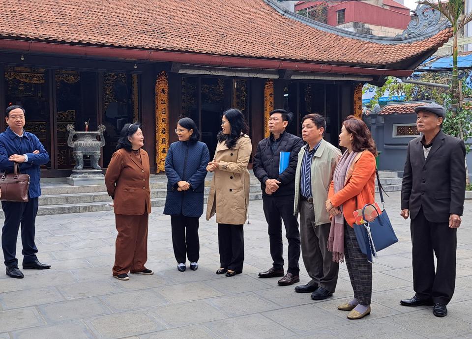 Đoàn giám sát do Phó Chủ tịch Ủy ban MTTQ TP Hà Nội Nguyễn Thị Kim Dung làm Trưởng đoàn đến giám sát thực tế tại di tích Chùa Hà, quận Cầu Giấy.