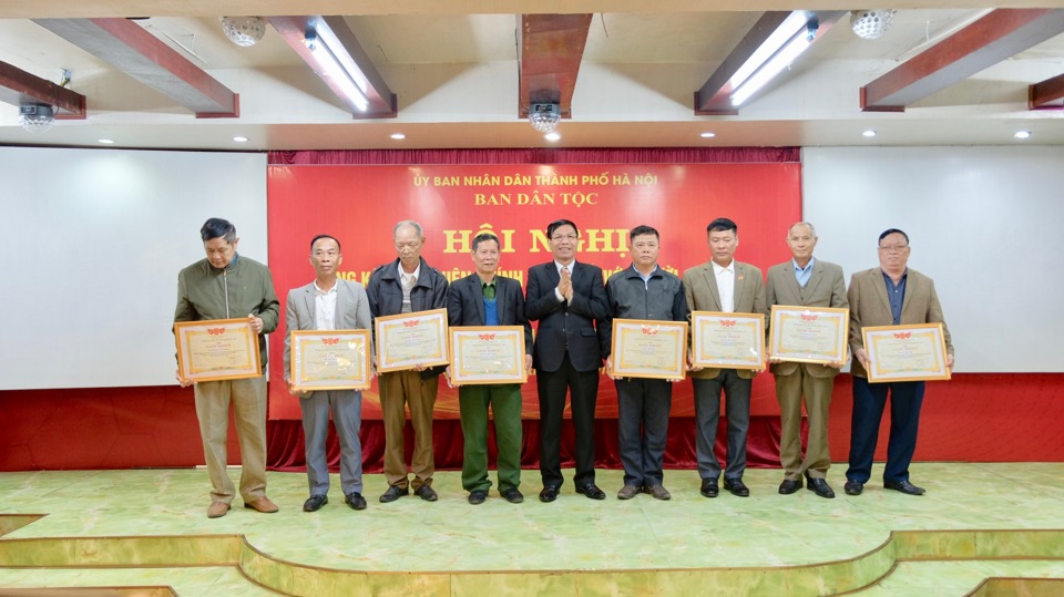 Trưởng Ban D&acirc;n tộc TP Nguyễn Tất Vinh trao tặng giấy khen cho người c&oacute; uy t&iacute;n ti&ecirc;u biểu năm 2022.