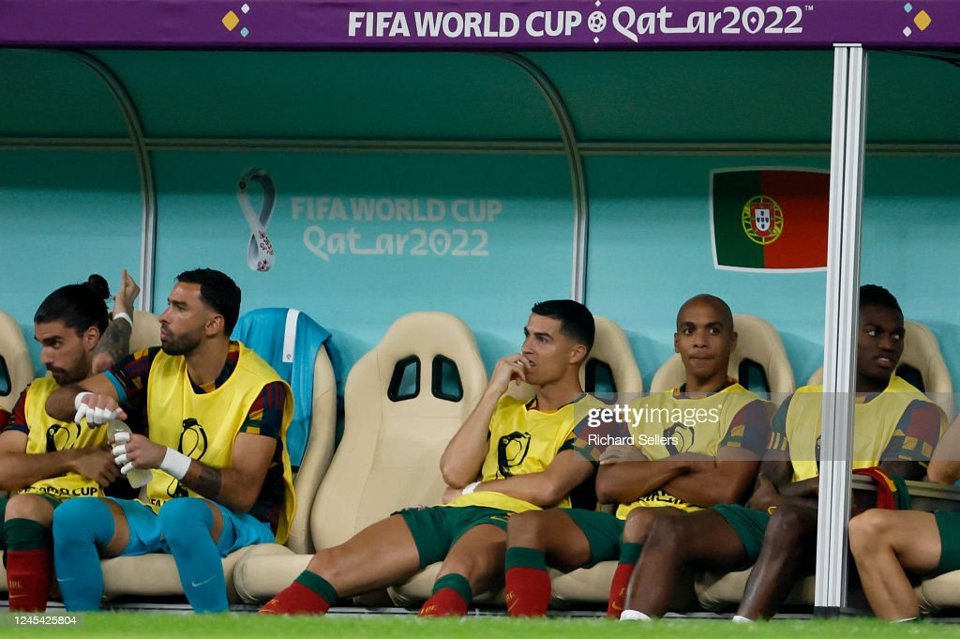Ronaldo thất vọng khi ngồi dự bị trong trận đấu với tuyển Thuỵ Sỹ.