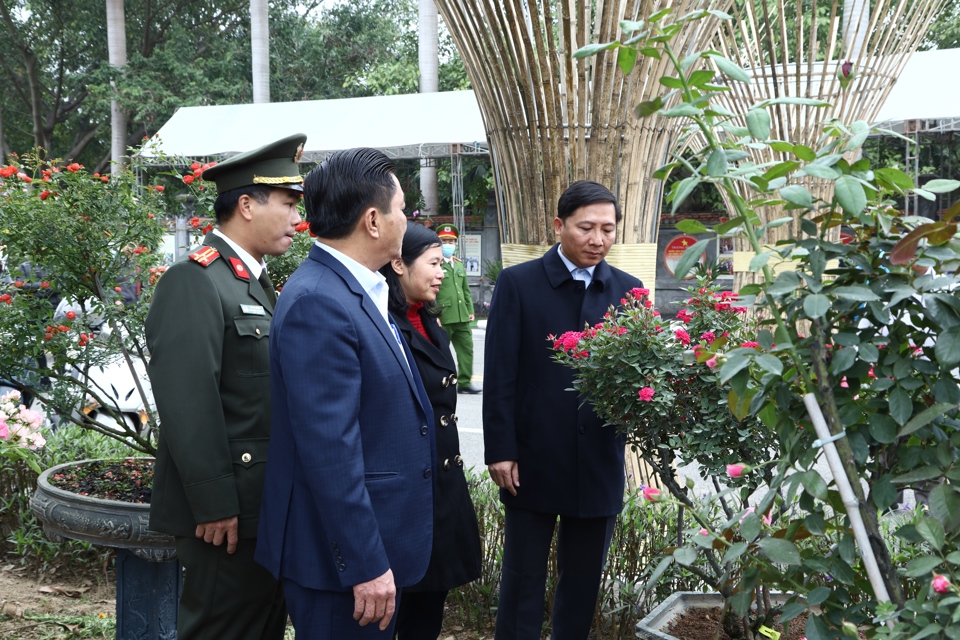 B&iacute; thư Huyện ủy M&ecirc; Linh&nbsp; Nguyễn Thanh Li&ecirc;m; Ph&oacute; Chủ tịch UBND huyện M&ecirc; Linh Trần Thanh Ho&agrave;i kiểm tra c&ocirc;ng t&aacute;c chuẩn bị chiều 7/12