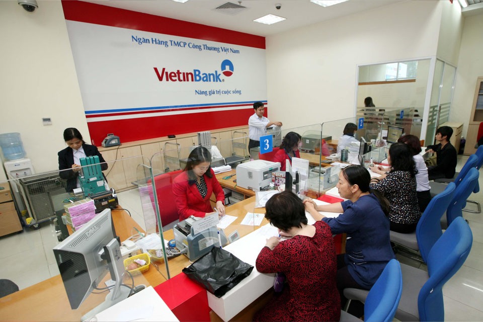Khách hàng giao dịch tại VietinBank. Ảnh: Hải Linh