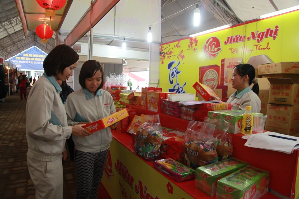 Người dân chọn mua hàng tại Hội chợ hàng Việt trên địa bàn xã Kim Chung, huyện Đông Anh. Ảnh: Phạm Hùng
