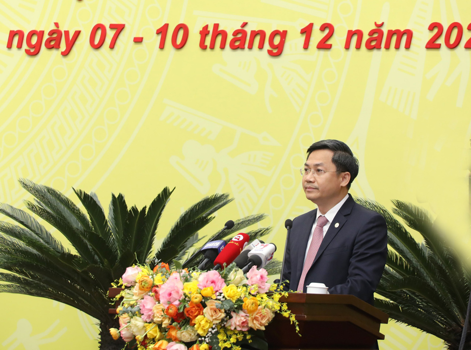 Phó Chủ tịch UBND TP Hà Nội Hà Minh Hải trình bày báo cáo tại kỳ họp. Ảnh: Thanh Hải