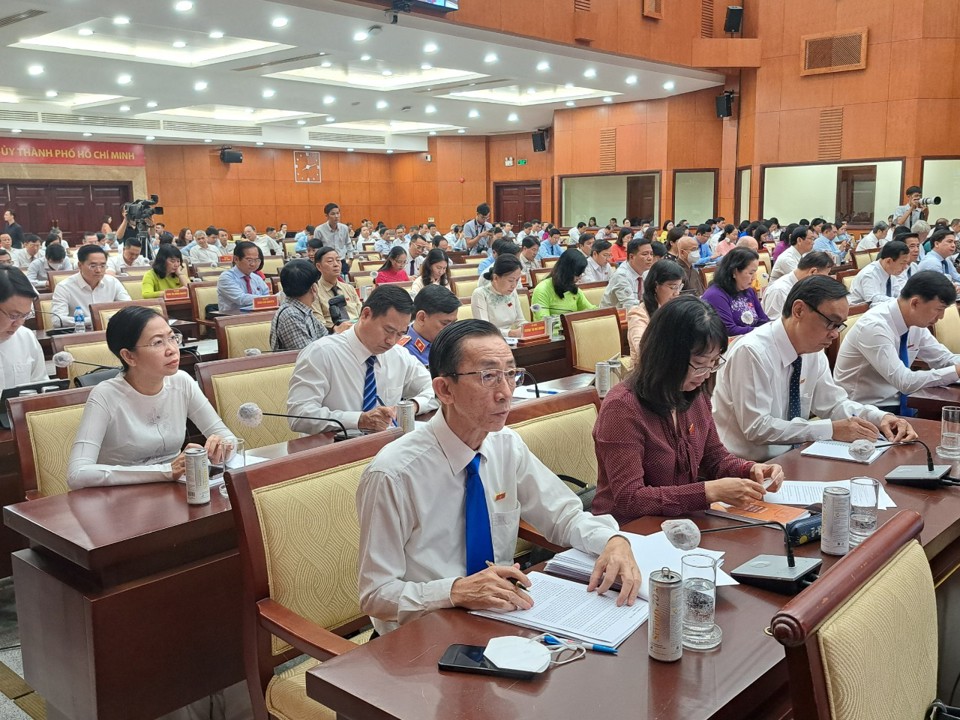 Đại biểu tại kỳ họp thứ t&aacute;m HĐND TP Hồ Ch&iacute; Minh kh&oacute;a X (nhiệm kỳ 2021 - 2026).