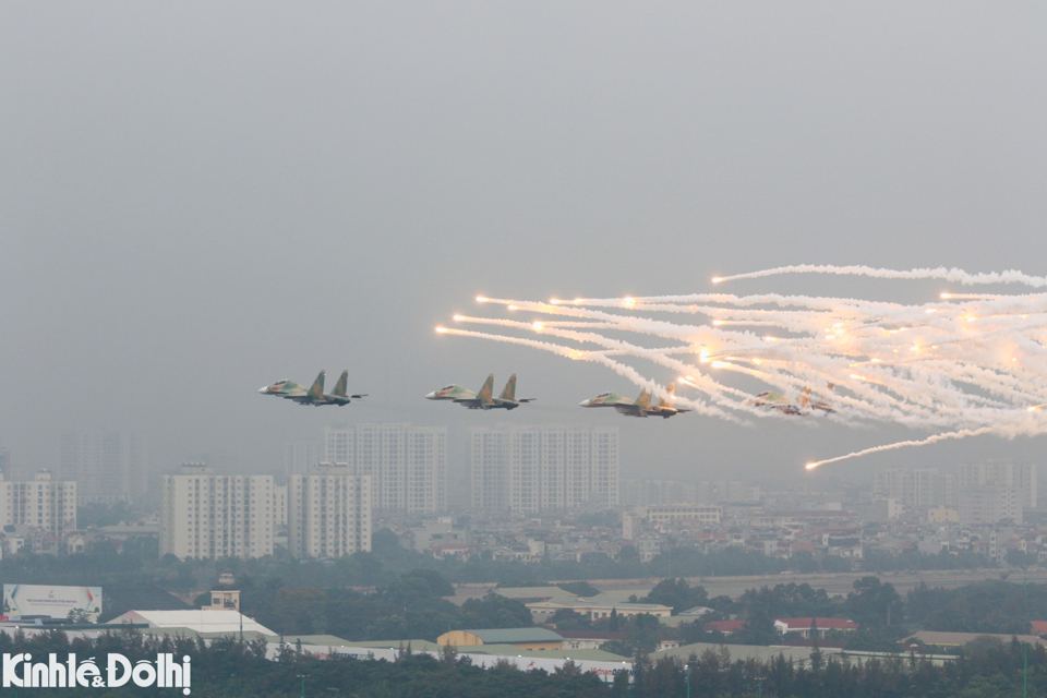 H&igrave;nh ảnh khi phi đội Su-30MK2 đầu ti&ecirc;n hạ độ cao tr&igrave;nh diễn thả mồi nhiệt.
