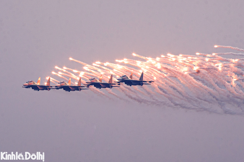 Hà Nội: Người dân hào hứng ngắm "Hổ mang chúa" Su-30MK2 và trực thăng trình diễn - Ảnh 2