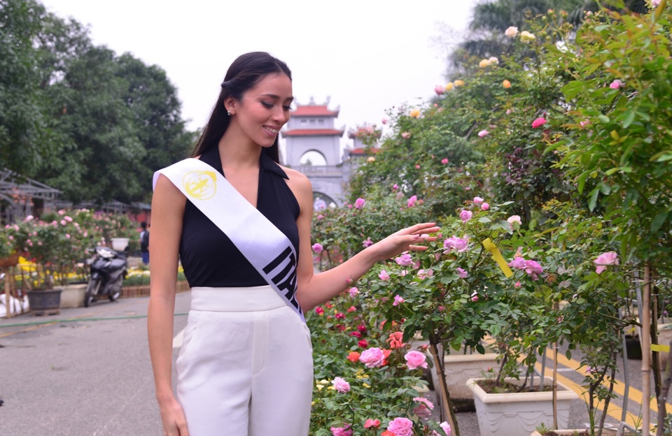 Thí sinh Hoa hậu Du lịch thế giới khoe sắc tại Lễ hội hoa Mê Linh - Ảnh 8