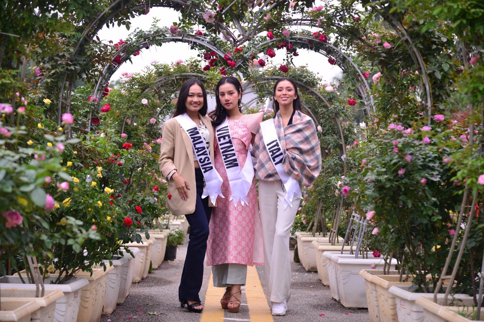 Thí sinh Hoa hậu Du lịch thế giới khoe sắc tại Lễ hội hoa Mê Linh - Ảnh 6