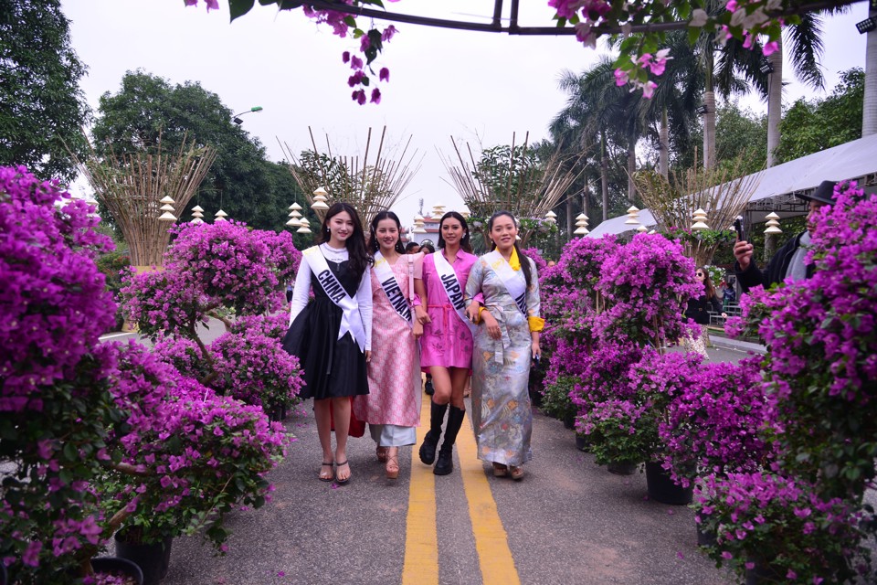 Thí sinh Hoa hậu Du lịch thế giới khoe sắc tại Lễ hội hoa Mê Linh - Ảnh 5