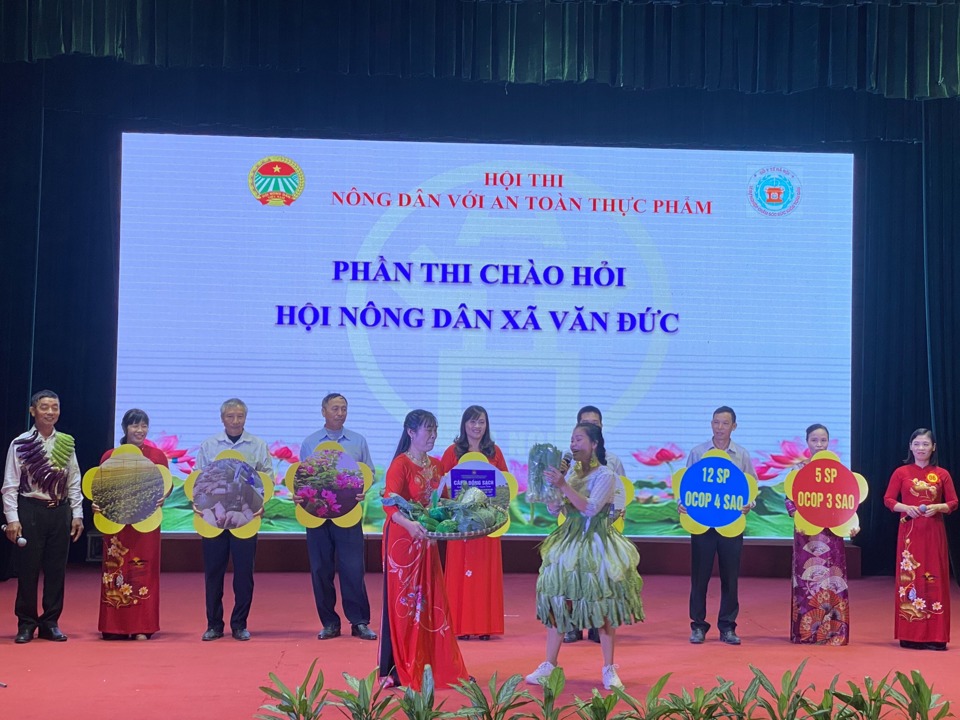 Phần thi ch&agrave;o hỏi của Hội N&ocirc;ng d&acirc;n x&atilde; Văn Đức. Ảnh: Ngọc &Aacute;nh