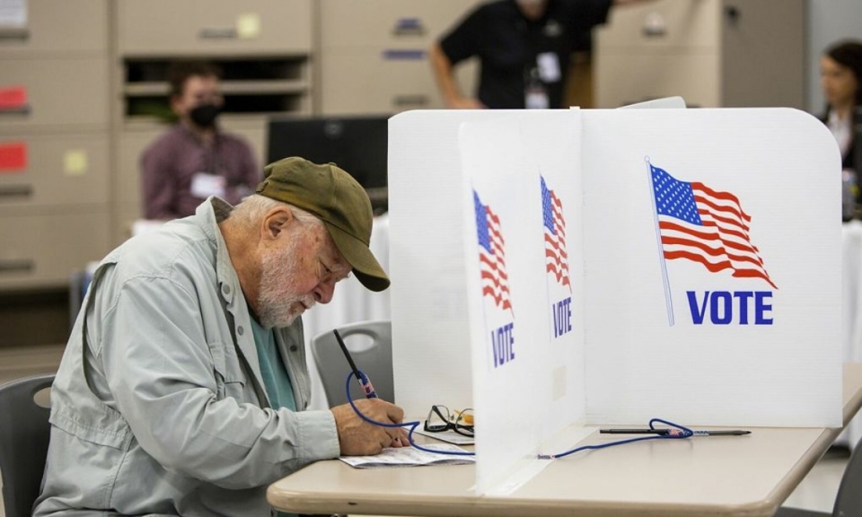 Cử tri Mỹ bỏ phiếu trong cuộc bầu cử giữa nhiệm kỳ. Ảnh: AP.