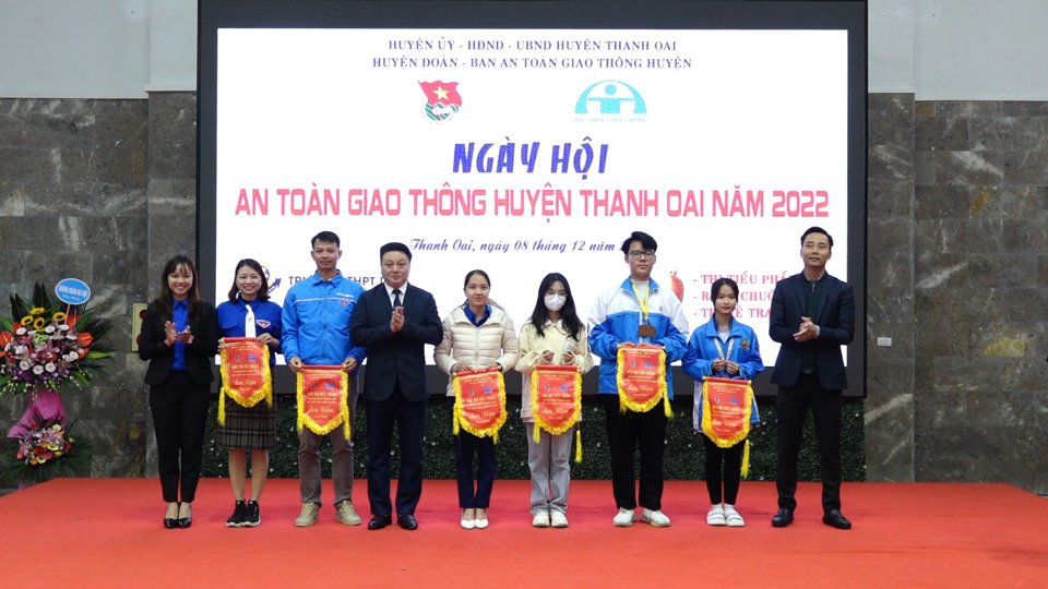 Ph&oacute; B&iacute; thư Thường trực Th&agrave;nh đo&agrave;n H&agrave; Nội Nguyễn Đức Tiến, B&iacute; thư Huyện ủy Thanh Oai B&ugrave;i Ho&agrave;ng Phan trao tặng cờ lưu niệm cho c&aacute;c đội thi.&nbsp;