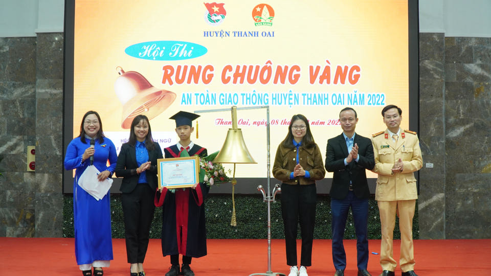 Ban tổ chức trao giải cho cho học sinh đạt giải Nhất Rung chu&ocirc;ng v&agrave;ng.