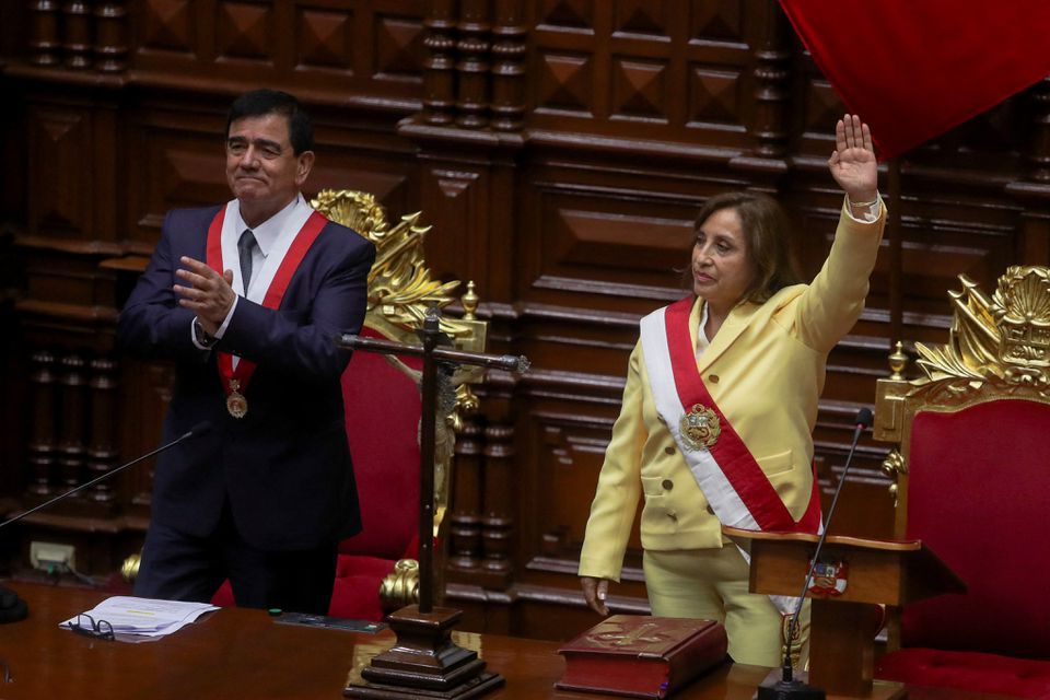 Ph&oacute; Tổng thống Peru Dina Boluarte tuy&ecirc;n thệ nhậm chức ng&agrave;y 7/12. Ảnh: Reuters