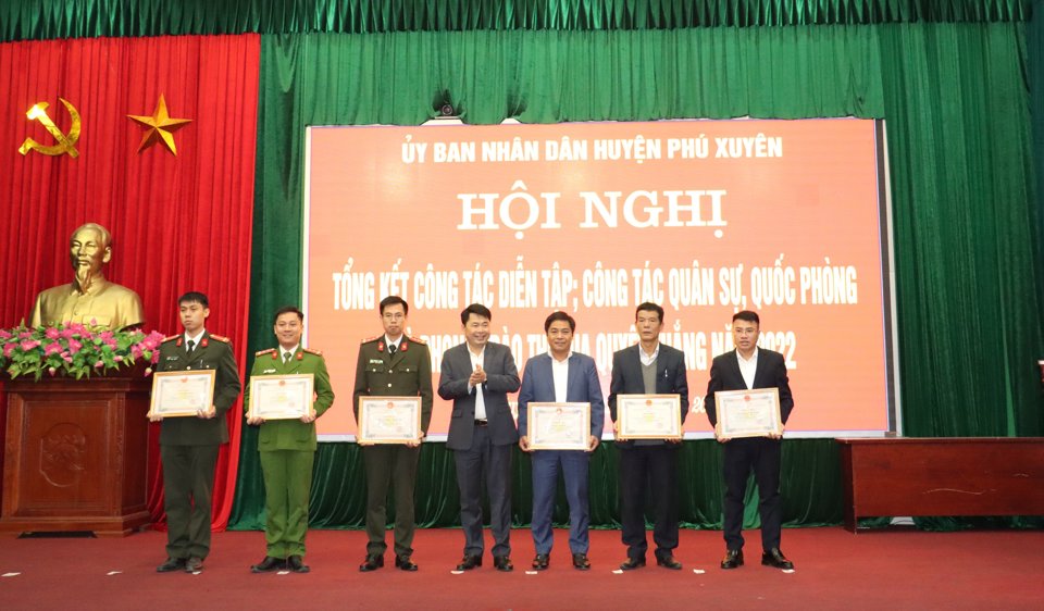 Ph&oacute; Chủ tịch UBND huyện Ph&uacute; Xuy&ecirc;n Nguyễn Mạnh Huy trao phần thưởng cho c&aacute;c tập thể , c&aacute; nh&acirc;n đạt th&agrave;nh t&iacute;ch