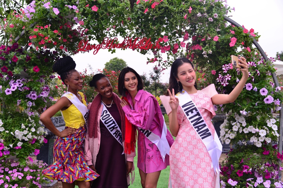 Thí sinh Hoa hậu Du lịch thế giới khoe sắc tại Lễ hội hoa Mê Linh - Ảnh 2