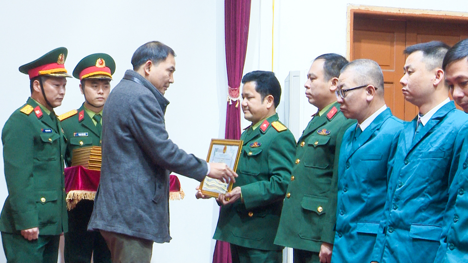 Chủ tịch UBND huyện Thường T&iacute;n Nguyễn Xu&acirc;n Minh trao phần thưởng cho c&aacute;c tập thể, c&aacute; nh&acirc;n đạt th&agrave;nh t&iacute;ch