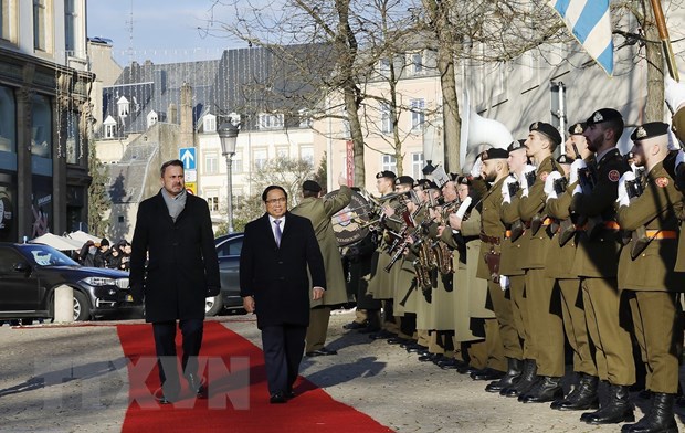 Thủ tướng Phạm Minh Ch&iacute;nh v&agrave; Thủ tướng Luxembourg Xavier Bettel duyệt đội danh dự.